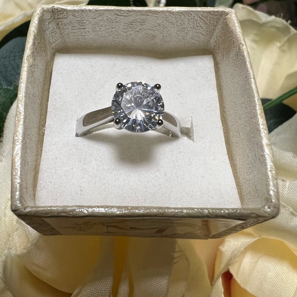 High quality clear stone brilliant solitaire - Picture 9 of 17